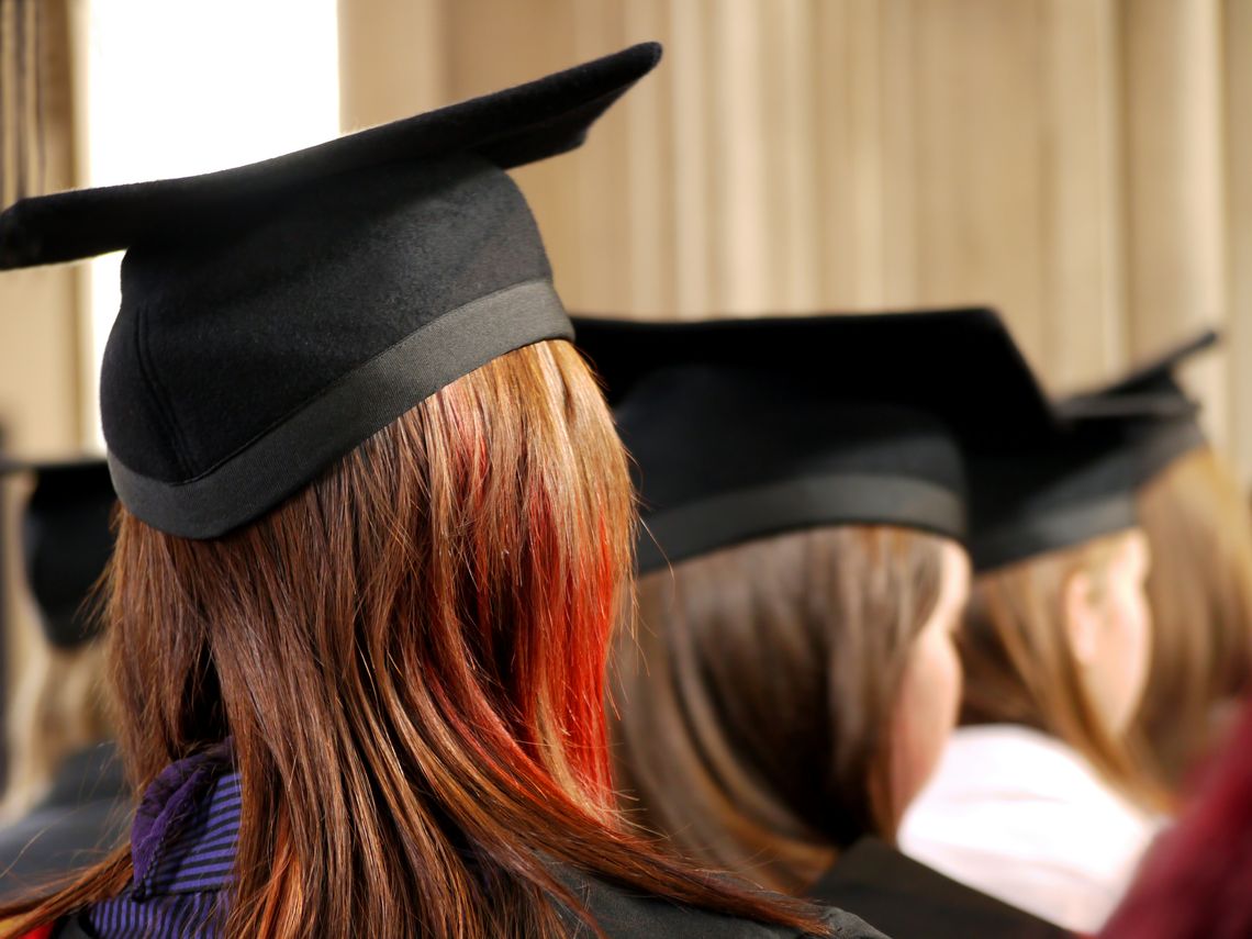 People w gradution hats