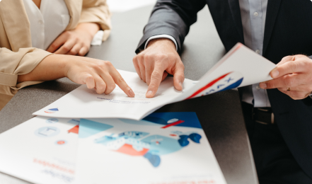 wskazują coś na planie