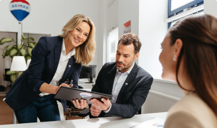 Agenci przygotowują umowe dla klienta