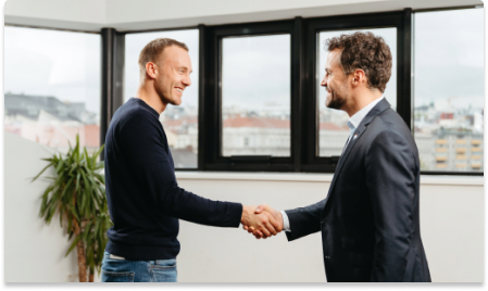 Agent podaje rękę klientowi